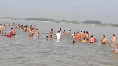 धनौरा: बुद्ध पूर्णिमा पर गजरौला में गंगा स्नान के लिए उमड़ी भीड़, श्रद्धालुओं ने ब्रजघाट और तिगरी गंगा धाम में लगाई आस्था की डुबकी