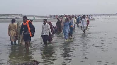 कन्नौज: कन्नौज में बुद्ध पूर्णिमा पर हजारों श्रद्धालुओं ने महादेवी घाट पर किया गंगा स्नान, उमड़ी भीड़