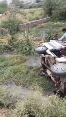 शराब पीकर गाड़ी चलाने से हुआ हादसा।
#hadsa #trendingvideo #vairalvideo 
#like #and #follow #me