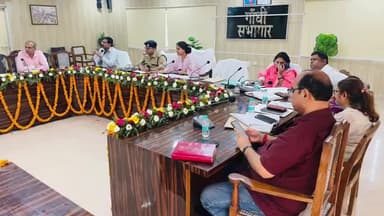 अमरोहा: अमरोहा के डीएम और एसपी ने कानून व्यवस्था एवं अभियोजन कार्य को लेकर की बैठक