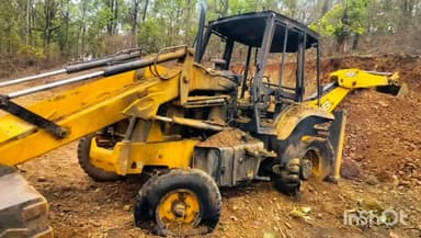 चितरंगी: चितरंगी थाना क्षेत्र के ग्राम नौगई सेकंड में जेसीबी मशीन में लगी आग, बाल-बाल बचा चालक