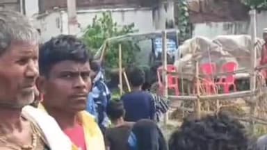 रुन्नी सैदपुर: मेहसौल गांव में राजेश कुमार का शव पोस्टमार्टम के बाद लाया गया, परिवार में मातम छाया है