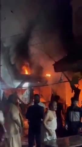 कानपुर: तलाक महल लाल कुआं के सामने ढाबे में लगी आग, मची अफरा-तफरी