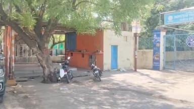 झांसी: बुंदेलखंड विश्वविद्यालय के गेट नंबर 5 पर बने मंदिर के पास स्थित शौचालय में फैली गंदगी, भक्त हो रहे परेशान #jansamasya