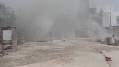 कानपुर: कलेक्टरगंज थाना क्षेत्र के बिरहाना रोड स्थित दवा मार्केट में लगी आग, एक दर्जन दुकानें जलकर हुईं राख