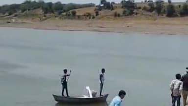 पीपलदा: इटावा थाना इलाके के नोनेरा गांव में काली सिंध नदी में भेस पर बैठकर नदी पार कर रहे युवक के गिरने से वह पानी में डूब गया