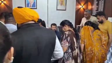 ਨਵਾਂਸ਼ਹਿਰ: ਨਗਰ ਕੌਂਸਲ ਨਵਾਂਸ਼ਹਿਰ ਵਿਖੇ ਪੰਜਾਬ ਦੇ ਕੈਬਨਿਟ ਮੰਤਰੀ ਰਵਜੋਤ ਸਿੰਘ ਵਿਸ਼ੇਸ਼ ਤੌਰ 'ਤੇ ਪਹੁੰਚੇ ਅਤੇ ਸ਼ਹਿਰ ਦੇ ਮੁੱਦਿਆਂ 'ਤੇ ਕੀਤੀ ਚਰਚਾ