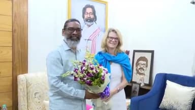 कांके: कांके रोड स्थित सीएम आवास में यूनिसेफ की भारत प्रतिनिधि सिन्थिया मेककेफरी ने सीएम से मुलाकात की