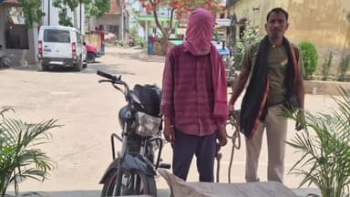 कुटुंबा: अंबा थाना की पुलिस ने ढूंढा गांव स्थित उत्तर कोयल नहर पुल से महुआ शराब लदी बाइक को किया ज़ब्त, धंधेबाज को भेजा जेल