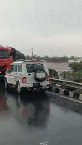 आबू रोड  :-  तेज बारिश में चल रहा ट्रेलर हुआ अनियंत्रित डिवाइडर तोड़ कर दूसरी लाइन पहुंचा कोई जनहानि नहीं हुई।