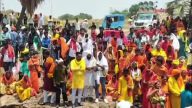 कुटुंबा: मंझौली में सत्यचंडी महायज्ञ के लिए निकाली गई भव्य कलश यात्रा, चिलचिलाती धूप में सैकड़ों श्रद्धालुओं ने उठाए कलश