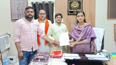 रामपुर: जिले में बेसिक स्कूलों की मनमानी को लेकर किसान संघ के जिला अध्यक्ष ने बेसिक शिक्षा अधिकारी को दिया ज्ञापन