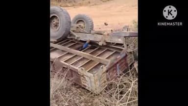 जीरन: ग्वाल तालाब रोड पर आमने-सामने टकराकर पलटे काली मिट्टी से लदे दो ट्रैक्टर