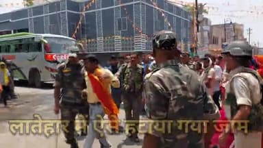 लातेहार में सड़क जाम। पुलिस ने किया हल्का बल प्रयोग, पुलिस पब्लिक आमने-सामने! #latehar #police #public #roadtraffic