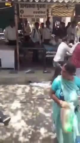 जिला न्यायालय में दो पक्षों के बीच चले लात घूंसे वीडियो वायरल #chhatarpur #jilacourt #mphighcourt