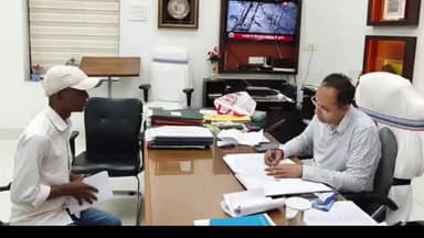 बिहार: जिलाधिकारी ने समाहरणालय में जनता दरबार लगाकर 26 लोगों की सुनीं समस्यायें