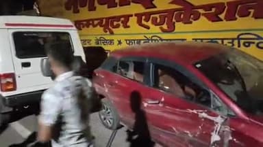 झांसी: लक्ष्मी गेट के बाहर तेज रफ्तार बोलेरो ने खड़ी गाड़ियों में मारी टक्कर, चालक मौके से हुआ फरार