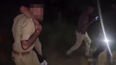 फिरोज़ाबाद: असुआ रोड से लुटेरा गिरोह के दो बदमाशों को पुलिस ने एनकाउंटर के दौरान दबोचा, दोनों बदमाशों को लगी गोली