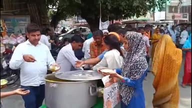 धनौरा: गजरौला के इंदिरा चौक पर भंडारे का आयोजन हुआ, लोगों ने बढ़-चढ़कर लिया भाग