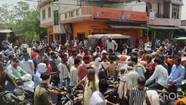 श्योपुर: बंजारा डेम के पास युवाओं ने लगाया जाम, बुखारी में करंट से मौत के बाद मुआवजे की मांग