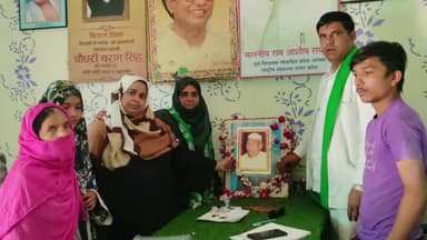 रामपुर: गुरुवार को राष्ट्रीय लोक दल के कार्यालय पर किसान नेता महेंद्र सिंह टिकैत की पुण्यतिथि पर कार्यक्रम का आयोजन किया गया