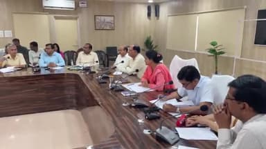 अमरोहा: डीएम ने आइजीआरएस पोर्टल की समीक्षा बैठक ली, निस्तारण में लापरवाही मिलने पर जताई नाराजगी