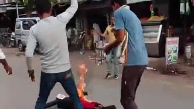 बडोनी: भाजपा मंत्री विजय शाह के विवादित बयान पर ग्राम बसई में कांग्रेसियों ने जलाया पुतला, लगाए नारे