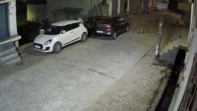 कोल: शताब्दी नगर में घर के बाहर खड़ी एडीओ पंचायत की कार चुरा ले गए चोर, घटना का CCTV वीडियो आया सामने