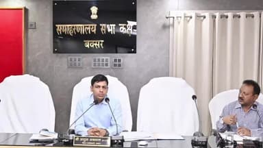 बक्सर: बक्सर कलेक्ट्रेट में डीएम ने स्वास्थ्य विभाग की समीक्षा की