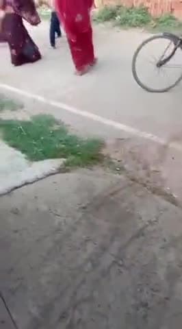 यह वीडियो #चेनारी थाना बाजार पेवनदी का है अपने ही माता पिता को मार रहे है #चेनारी