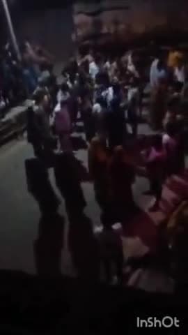 शिकोहाबाद: ट्रक की टक्कर से गिरी दीवार, चालक को टोकने पर पति को पीटा, बचाने आई पत्नी पर फेंकी ईंट, जमकर ईंट फेंकी, वीडियो वायरल