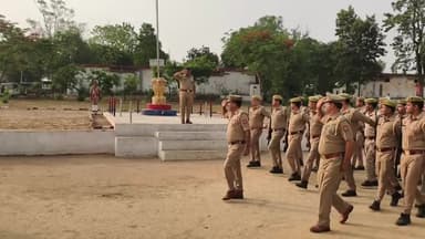 अमरोहा: अमरोहा पुलिस लाइन में एसपी ने परेड की ली सलामी, 112 पीआरबी का किया निरीक्षण और दंगा नियंत्रण उपकरणों की जांच की