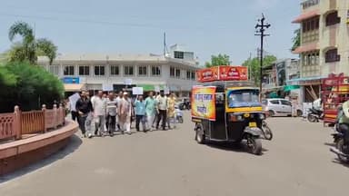 मंदसौर: लव जिहाद की बढ़ती घटनाओं के विरोध में सर्व हिंदू समाज ने गांधी चौराहा पर किया प्रदर्शन, CM के नाम कलेक्टर को दिया ज्ञापन