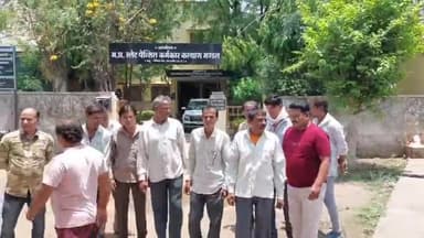 मंदसौर: हाजिरी न भरने पर नाराज मजदूरों ने महू नीमच मार्ग स्थित श्रम कार्यालय में फैक्ट्री की शिकायत दर्ज कराई