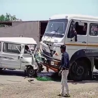बांसवाड़ा: लियो सर्कल के पास ट्रॉले व वैन की भिड़ंत के बाद पुलिस ने दोनों वाहनों को किया डिटेन, वैन चालक हुआ घायल