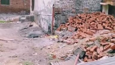 अमरोहा: पनबाडी तालाब पर कब्जे के खिलाफ प्रशासन ने चलाया बुलडोजर