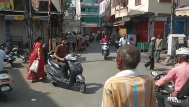 बड़गांव: सब्जी विक्रेता पर हुए जानलेवा हमले के विरोध में व्यापारियों ने तीज का चौक बाजार बंद करवाया, मांगों को लेकर किया प्रदर्शन