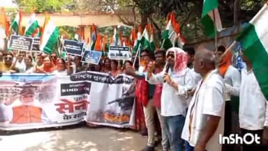 लातेहार: बाजार टांड़ से सेना के सम्मान में तिरंगा यात्रा निकाली गई, सांसद काली चरण सिंह हुए शामिल