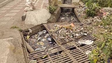 झांसी: सड़क पर बह रहा सरकारी नाले का गंदा पानी, पुलिस लाइन के लोग परेशान, नगर निगम बेखबर #jansamasya