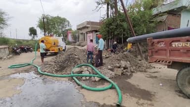 बीना: झांसी फटक अंडर ब्रिज के पास पाइपलाइन जोड़ने का काम जारी, महावीर चौक में जल सप्लाई कम होने की शिकायत