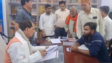 पटना ग्रामीण: सहयोग कार्यक्रम के तहत डिप्टी सीएम विजय सिन्हा ने सरकारी आवास पर आम लोगों की सुनीं शिकायतें