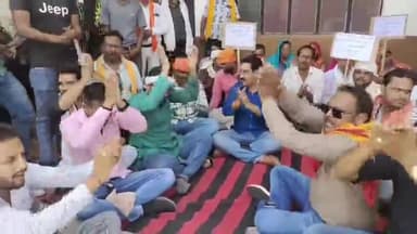 झांसी: सदर तहसील में राष्ट्रभक्त संगठन और सहकार भारती ने थाना प्रभारी के खिलाफ किया प्रदर्शन, SDM को दिया ज्ञापन