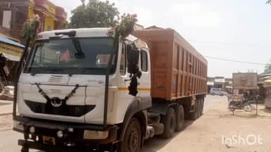 भोगांव: बिछवा पुलिस ने बिना नंबर के ओवरलोडिंग बालू के डंपरों पर की कार्रवाई, दो डंपरों को किया सीज