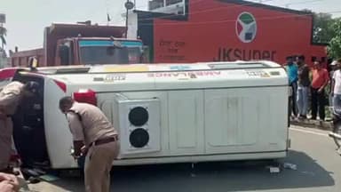 पूर्णागिरि: NH पर ककरालीगेट में आपात सेवा 108 का एंबुलेंस ओवरटेक करते वक्त पलटा, हुई दुर्घटना