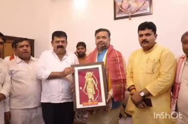 औरैया: नगर पालिका अध्यक्ष के के बेटे अभिषेक निभा रहे लक्ष्मण की भूमिका, दे रहे अपने दशरथ पिता (अनूप)का साथ, हो रही उनकी सराहना