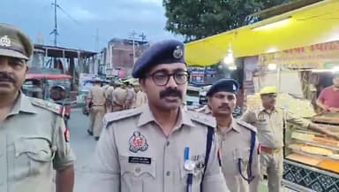 खबर औरैया से पुलिस के द्वारा किया गया पैदल गस्त जानकारी देते पुलिस अधीक्षक अभिजीत आर शंकर