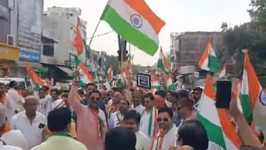 उरई: उरई में टाउन हॉल से निकली शौर्य तिरंगा यात्रा, सैनिकों के उज्जवल भविष्य की कामना की गई, पुलिस रही जगह-जगह मौजूद