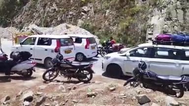 चम्पावत: टनकपुर चंपावत राष्ट्रीय राजमार्ग में स्वाला के पास स्लोप ट्रीटमेंट के कारण लग रहा लंबा जाम#jansamashya