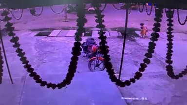 बरेली:-खेलते खेलते नाले में गिरा बच्चा,दुकानदार की सर्तकता से बची जान,नाले में गिरने की घटना CCTV में कैद।
#bareilly