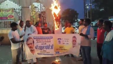 सुपौल: प्रखंड रेलवे स्टेशन चौक पर पप्पू यादव के समर्थकों ने गृह मंत्री अमित शाह का फूंका पुतला